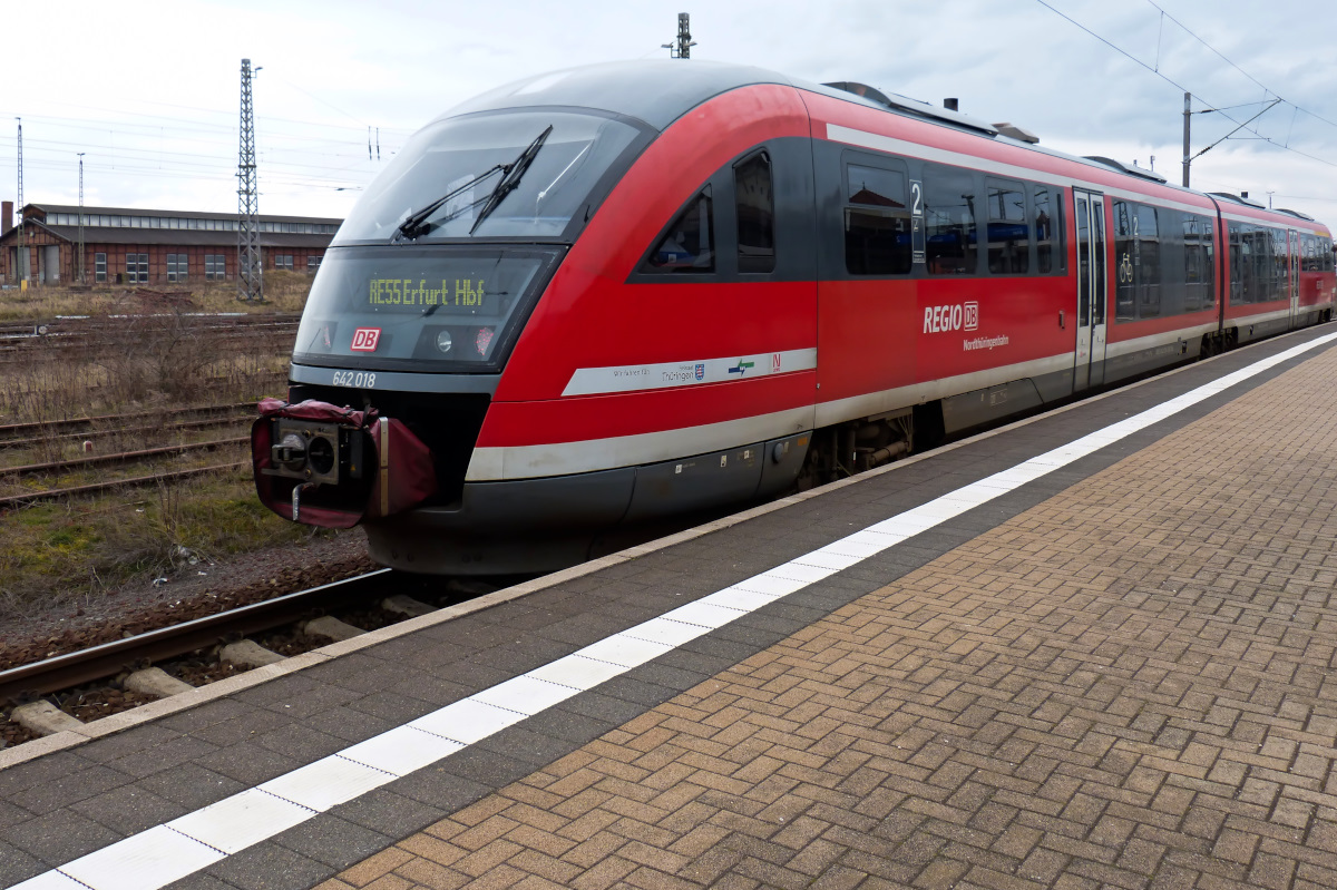 648 018 RE55 nach Erfurt. Bahnhof Nordhausen 28.03.2016