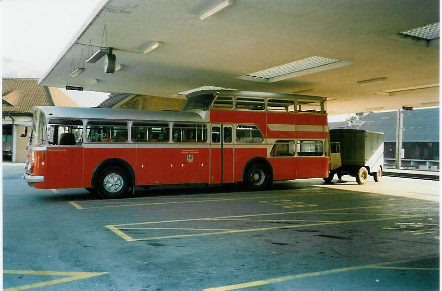 (005'507) - AFA Adelboden - Nr. 4/BE 26'704 - FBW/Vetter-R&J Anderthalbdecker am 19. Mrz 1990 beim Bahnhof Frutigen