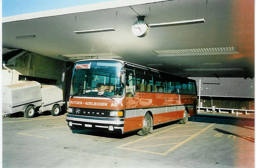 (005'523) - AFA Adelboden - Nr. 9/BE 345'197 - Setra am 19. Mrz 1990 beim Bahnhof Frutigen