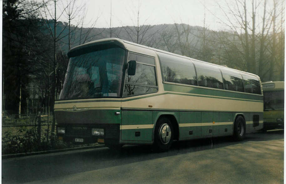 (013'904) - STI Thun - Nr. 43/BE 26'730 - Neoplan (ex AGS Sigriswil Nr. 2) am 17. April 1996 bei der Schifflndte Thun