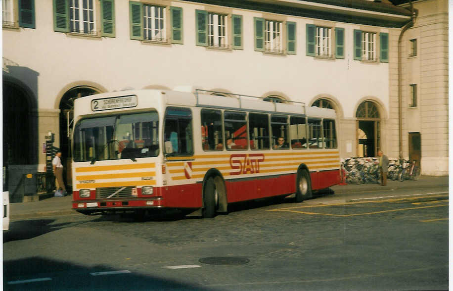 (014'706) - SAT Thun - Nr. 33/BE 419'033 - Volvo/R&J am 17. August 1996 beim Bahnhof Thun