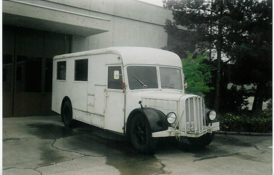 (014'727) - Schweizer Armee - Saurer Fourgon am 24. August in Thun, AMP