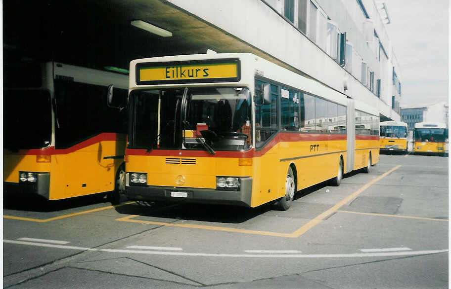 (015'631) - PTT-Regie - P 27'709 - Mercedes am 14. Oktober 1996 in Bern, Postautostation