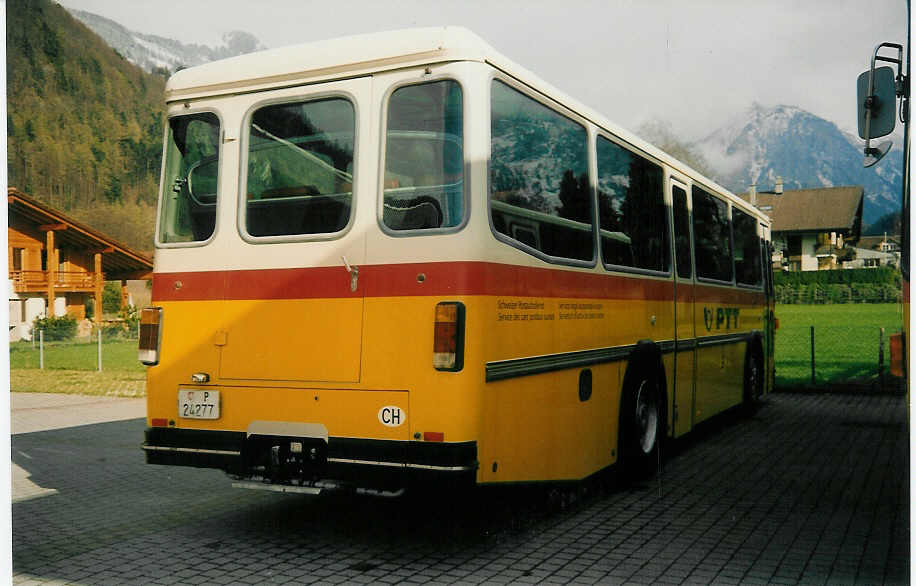 (016'800B) - PTT-Regie - P 24'277 - Saurer/R&J am 29. Mrz 1997 in Meiringen, Garage