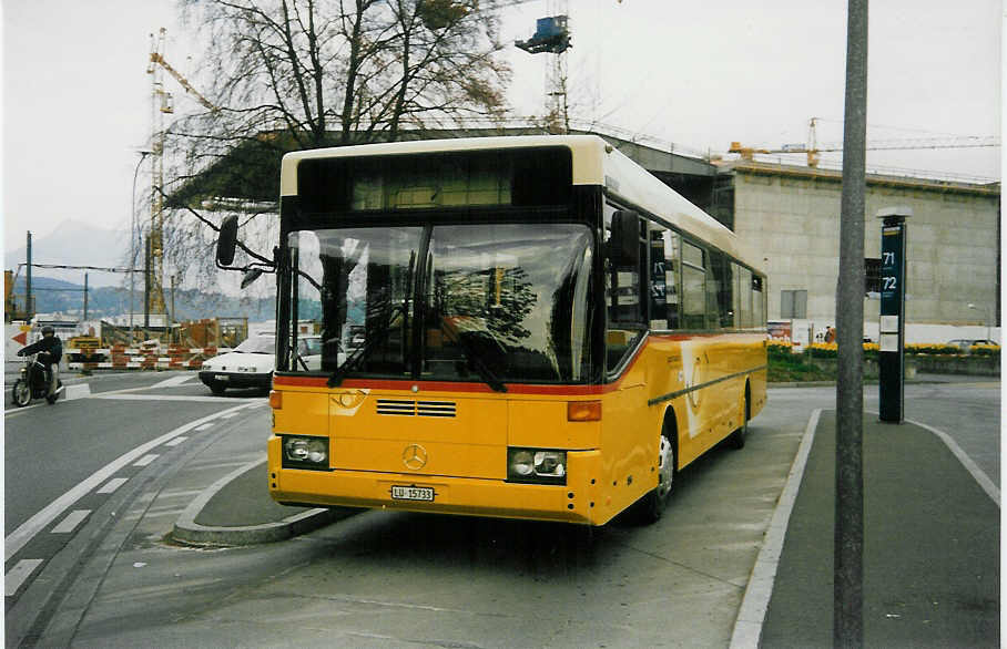 (016'910) - Bucheli, Kriens - Nr. 28/LU 15'733 - Mercedes am 19. April 1997 beim Bahnhof Luzern