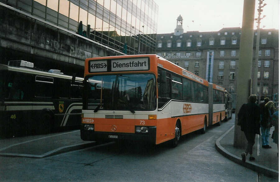 (017'027) - RBS Worblaufen - Nr. 73/BE 473'373 - Mercedes am 14. Mai 1997 beim Bahnhof Bern