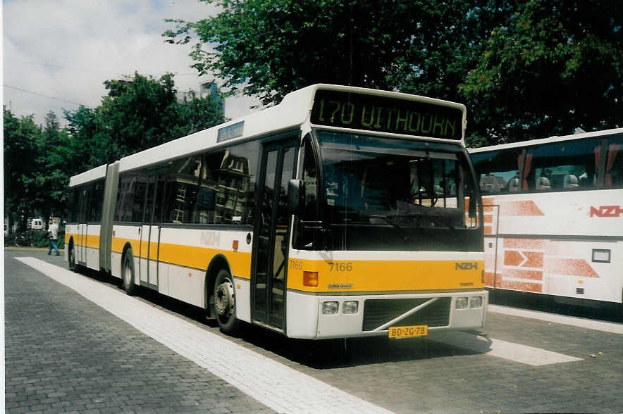 (017'610) - NZH Haarlem - Nr. 7166/BD-ZG-78 - Volvo/Berkhof am 8. Juli 1997 in Amsterdam, Central Station