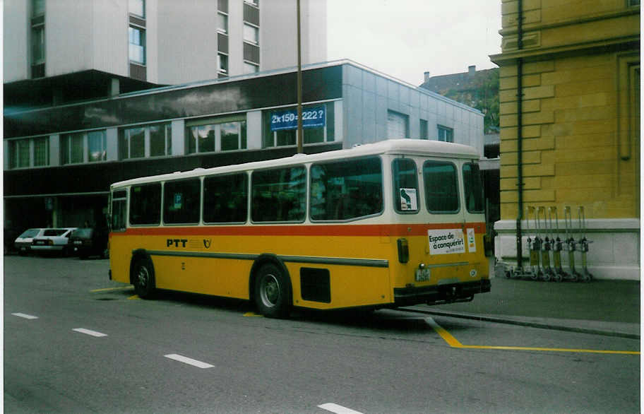 (019'927) - PTT-Regie - P 24'265 - Saurer/Tscher am 7. Oktober 1997 beim Bahnhof La Chaux-de-Fonds