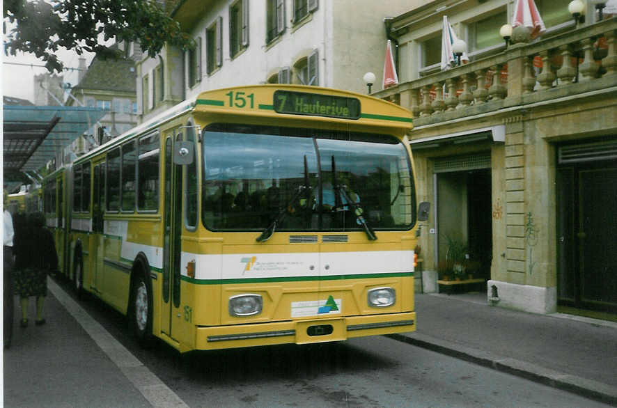 (020'007) - TN Neuchtel - Nr. 151 - FBW/Hess Gelenktrolleybus (ex Nr. 51) am 7. Oktober 1997 in Neuchtel, Place Pury