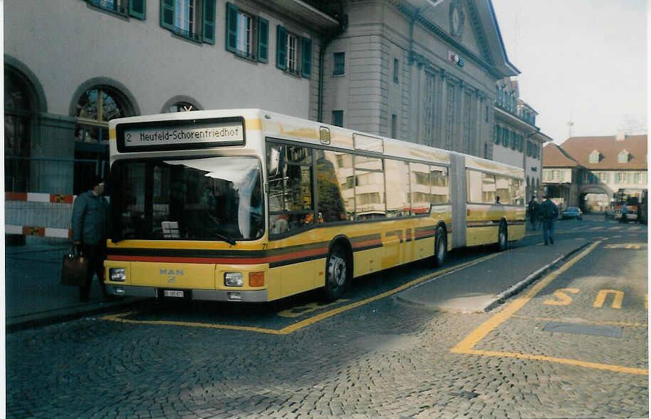 (020'720) - STI Thun - Nr. 71/BE 385'871 - MAN am 15. November 1997 beim Bahnhof Thun