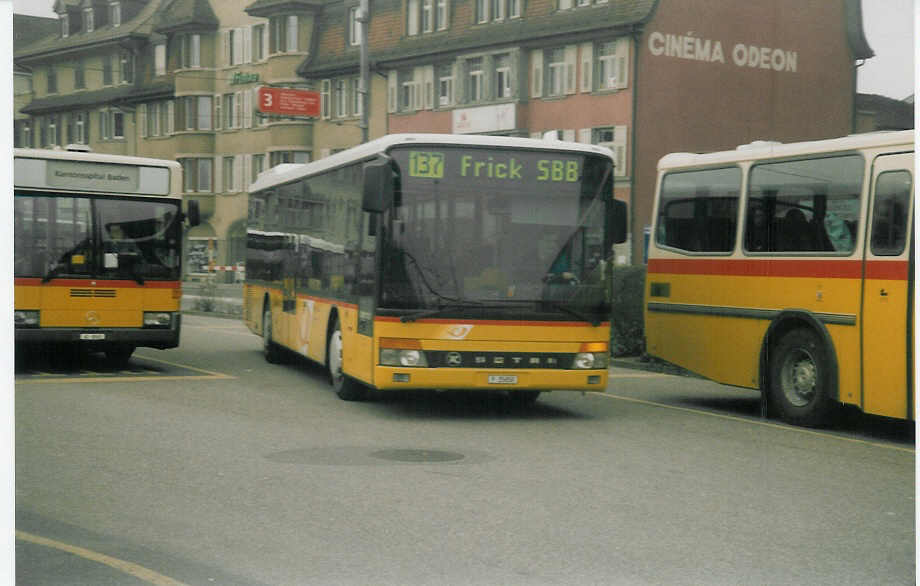 (021'612) - PTT-Regie - P 25'658 - Setra am 7. Februar 1998 beim Bahnhof Brugg