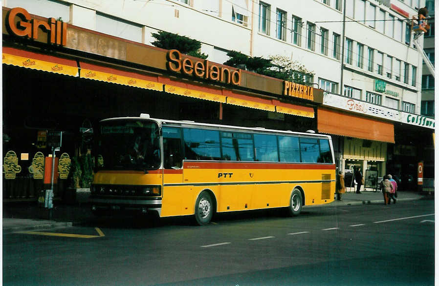 (021'701) - AVA Aarberg - Nr. 4/BE 26'614 - Setra am 17. Februar 1998 beim Bahnhof Biel