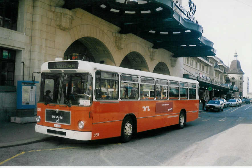 (021'920) - TL Lausanne - Nr. 355/VD 1498 - MAN am 7. Mrz 1998 beim Bahnhof Lausanne