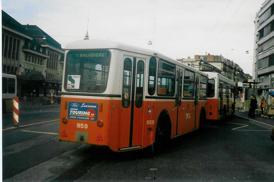 (021'921) - TL Lausanne - Nr. 959 - Rochat/Lauber Personenanhnger am 7. Mrz 1998 beim Bahnhof Lausanne