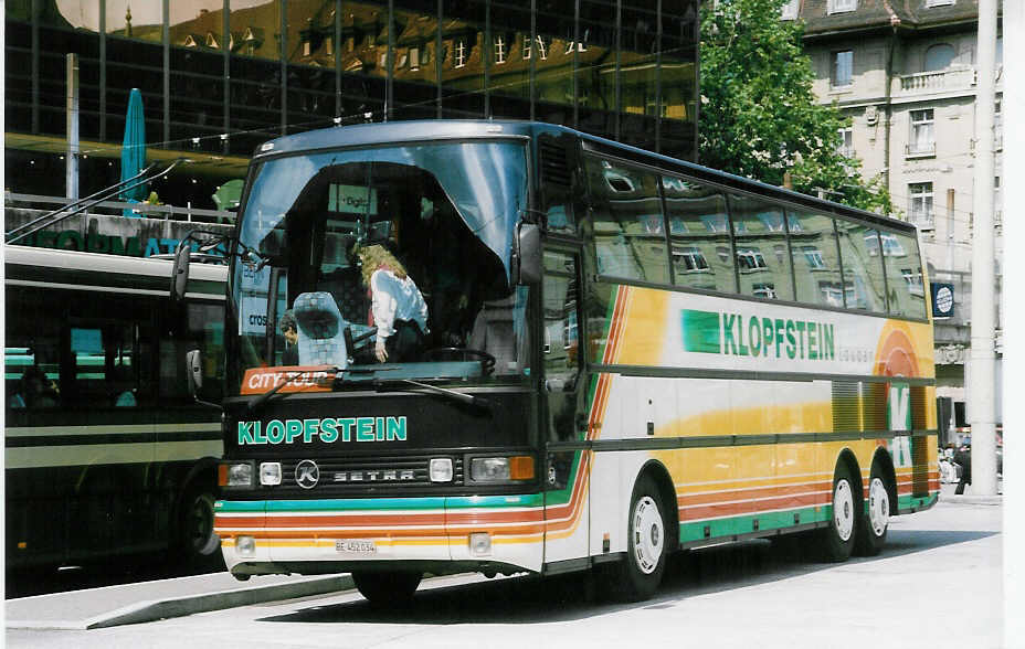 (023'127) - Klopfstein, Laupen - Nr. 34/BE 452'034 - Setra am 3. Juni 1998 beim Bahnhof Bern