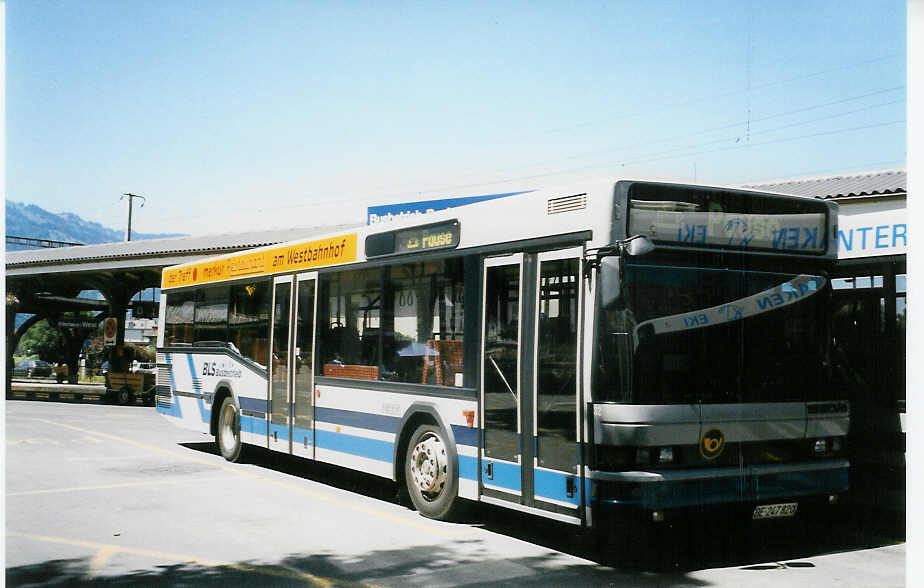 (023'604) - AAGI Interlaken - Nr. 32/BE 247'820 - Neoplan am 21. Juni 1998 beim Bahnhof Interlaken West