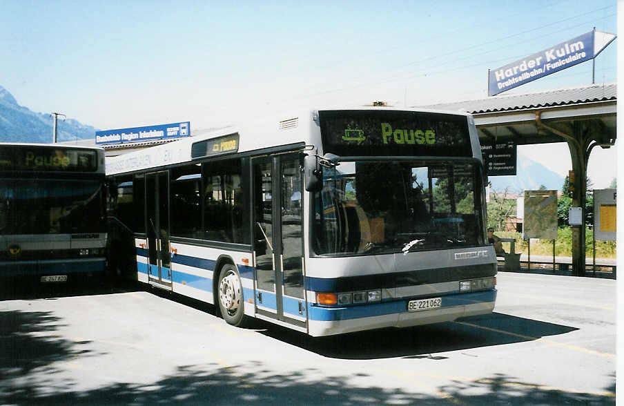 (023'605) - AAGI Interlaken - Nr. 33/BE 221'062 - Neoplan am 21. Juni 1998 beim Bahnhof Interlaken West