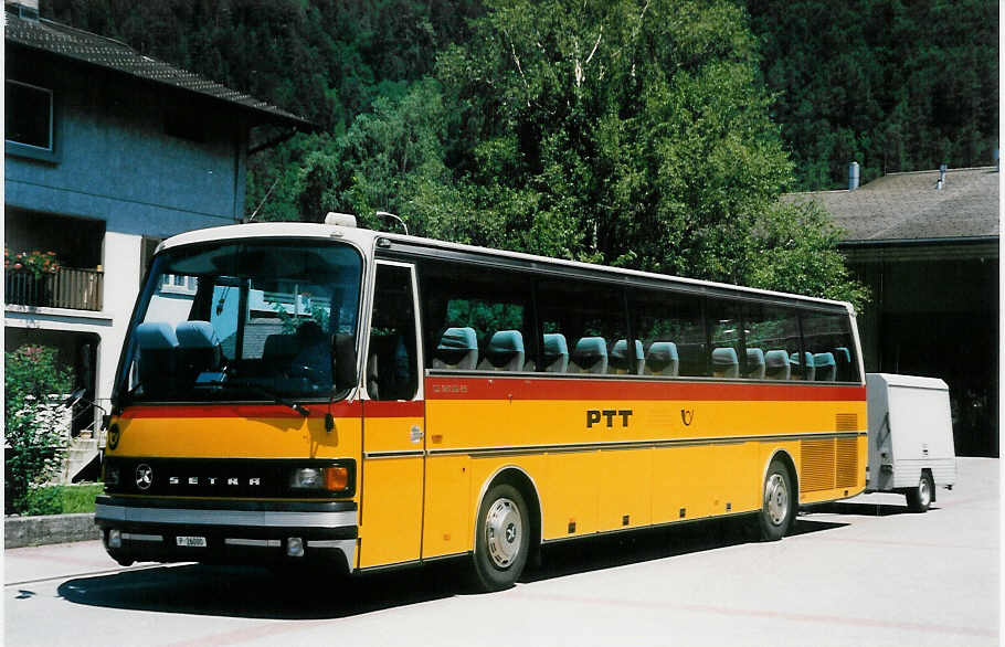 (023'823) - PTT-Regie - P 26'000 - Setra am 6. Juli 1998 in Meiringen, Garage