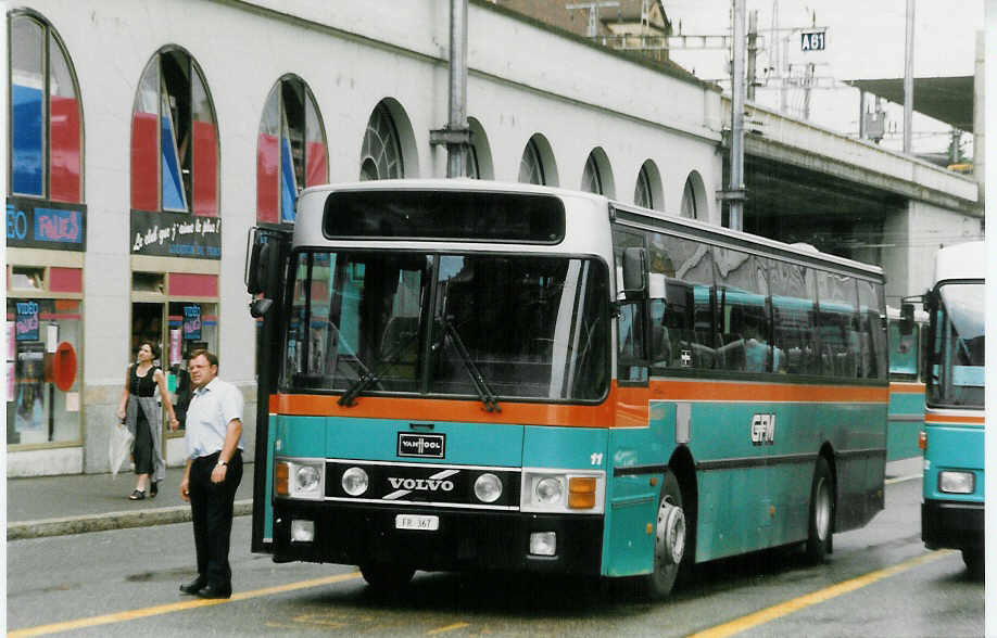 (023'908) - GFM Fribourg - Nr. 11/FR 367 - Volvo/Van Hool am 7. Juli 1998 beim Bahnhof Fribourg