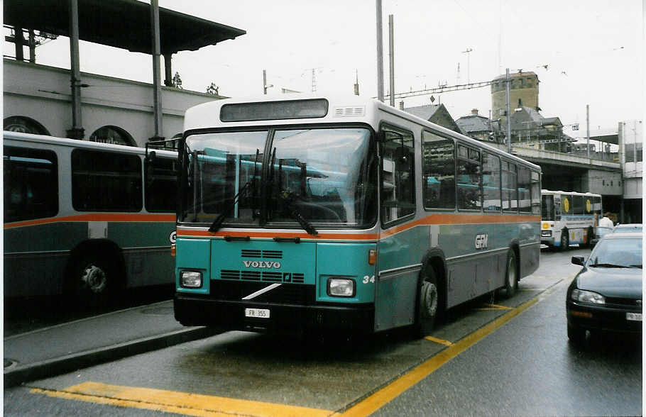 (023'910) - GFM Fribourg - Nr. 34/FR 355 - Volvo/R&J am 7. Juli 1998 beim Bahnhof Fribourg