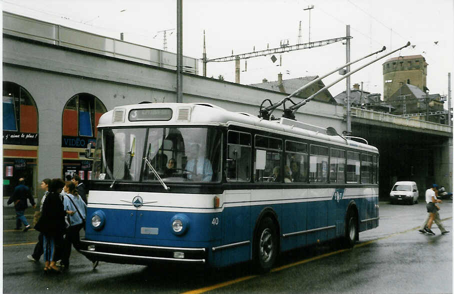 (023'911) - TF Fribourg - Nr. 40 - Saurer/Hess Trolleybus am 7. Juli 1998 beim Bahnhof Fribourg