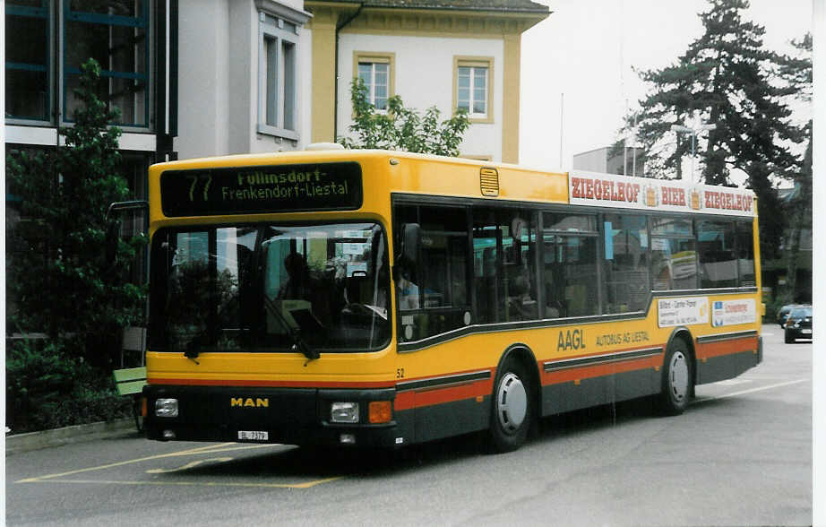 (023'928) - AAGL Liestal - Nr. 52/BL 7379 - MAN/Ayats am 9. Juli 1998 beim Bahnhof Liestal