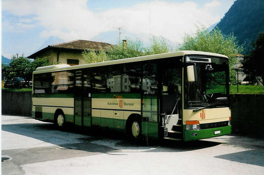 (024'117) - ABl Biasca - Nr. 1/TI 102'651 - Setra am 13. Juli 1998 in Biasca, Garage