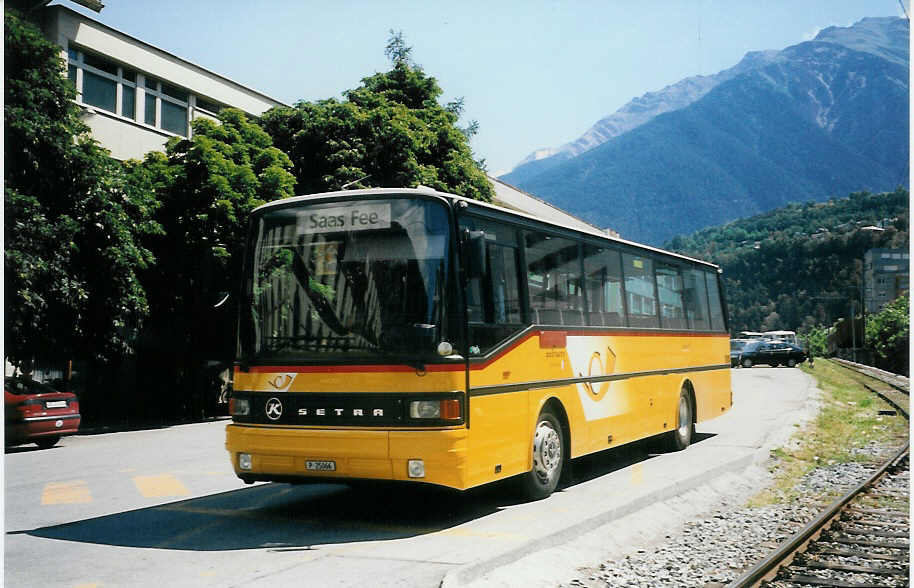 (024'517) - PTT-Regie - P 25'066 - Setra am 14. Juli 1998 beim Bahnhof Brig