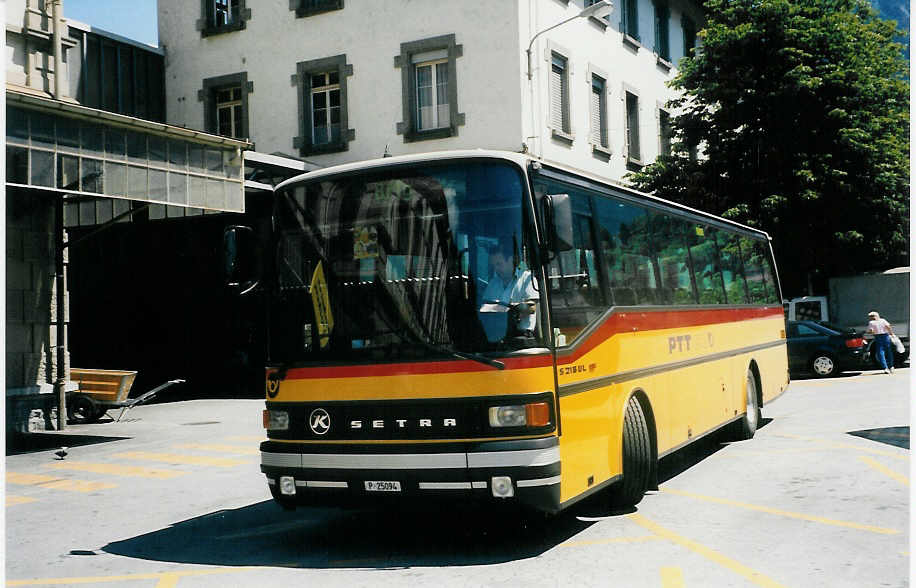 (024'523) - PTT-Regie - P 25'094 - Setra am 14. Juli 1998 beim Bahnhof Brig