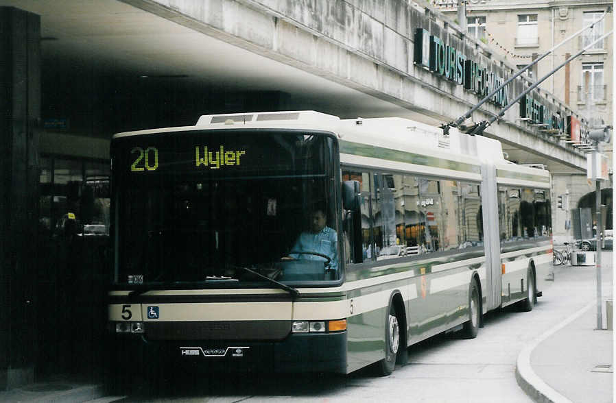 (025'102) - SVB Bern - Nr. 5 - NAW/Hess Gelenktrolleybus am 3. August 1998 beim Bahnhof Bern