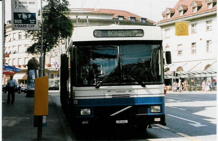 (025'221) - TF Fribourg - Nr. 111/FR 643 - Volvo/Hess Gelenkduobus am 15. August 1998 beim Bahnhof Fribourg