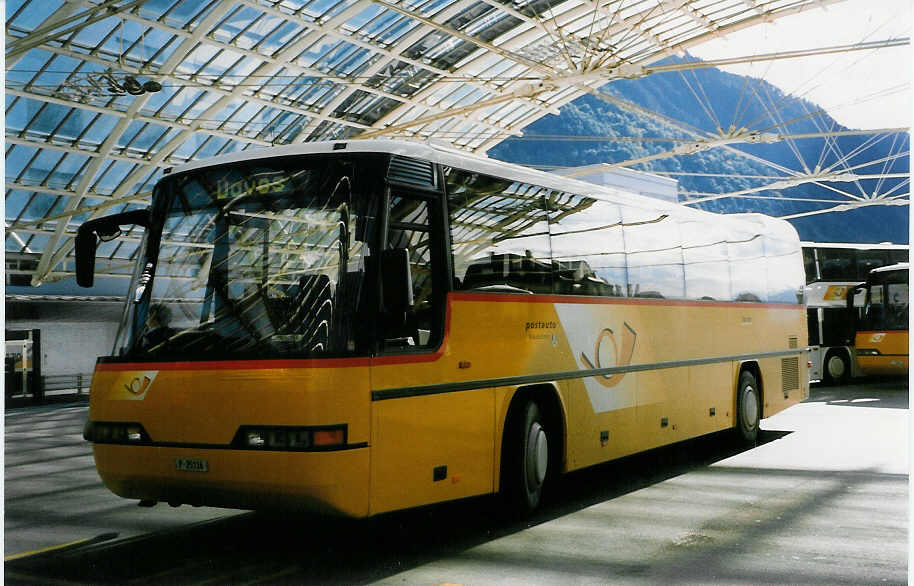 (026'816) - PTT-Regie - P 25'116 - Neoplan am 6. Oktober 1998 in Chur, Postautostation