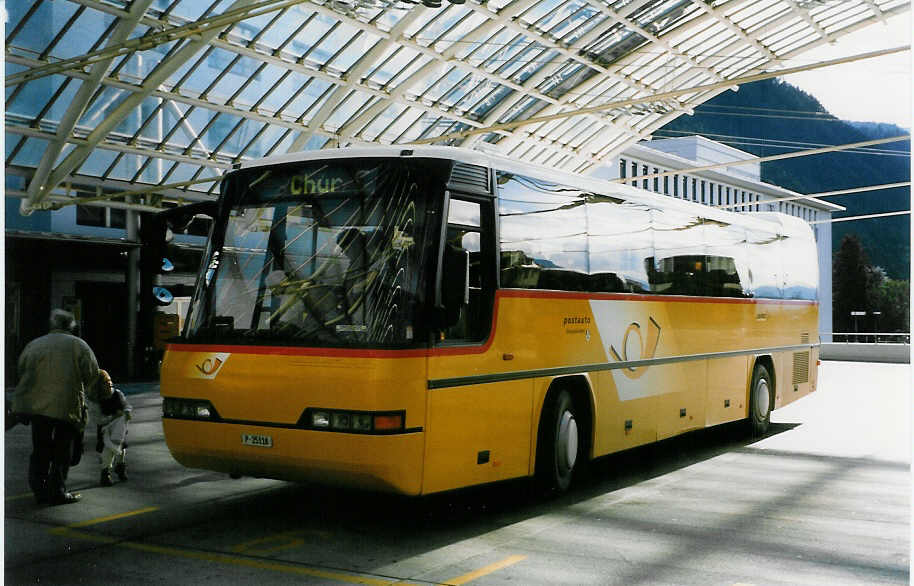 (026'817) - PTT-Regie - P 25'118 - Neoplan am 6. Oktober 1998 in Chur, Postautostation