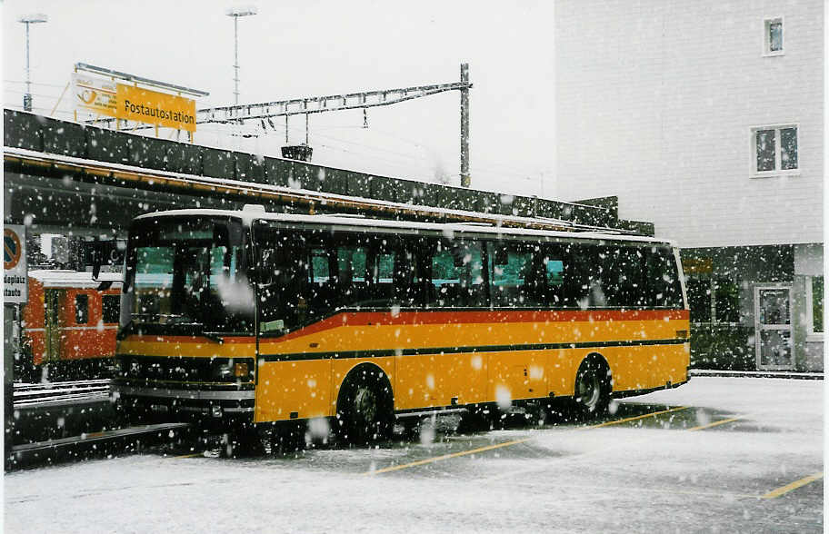 (026'904) - PTT-Regie - P 25'056 - Setra am 7. Oktober 1998 beim Bahnhof St. Moritz