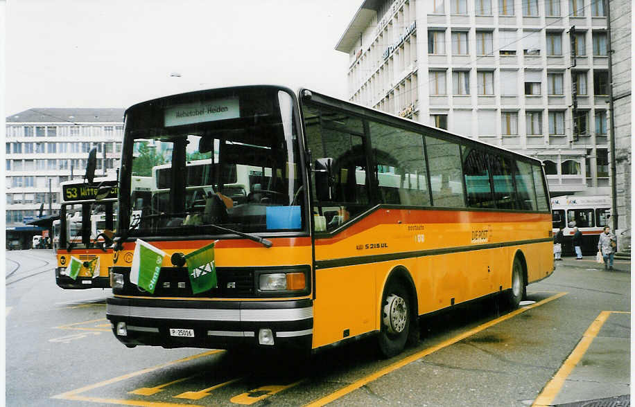 (026'916) - PTT-Regie - P 25'016 - Setra am 8. Oktober 1998 beim Bahnhof St. Gallen