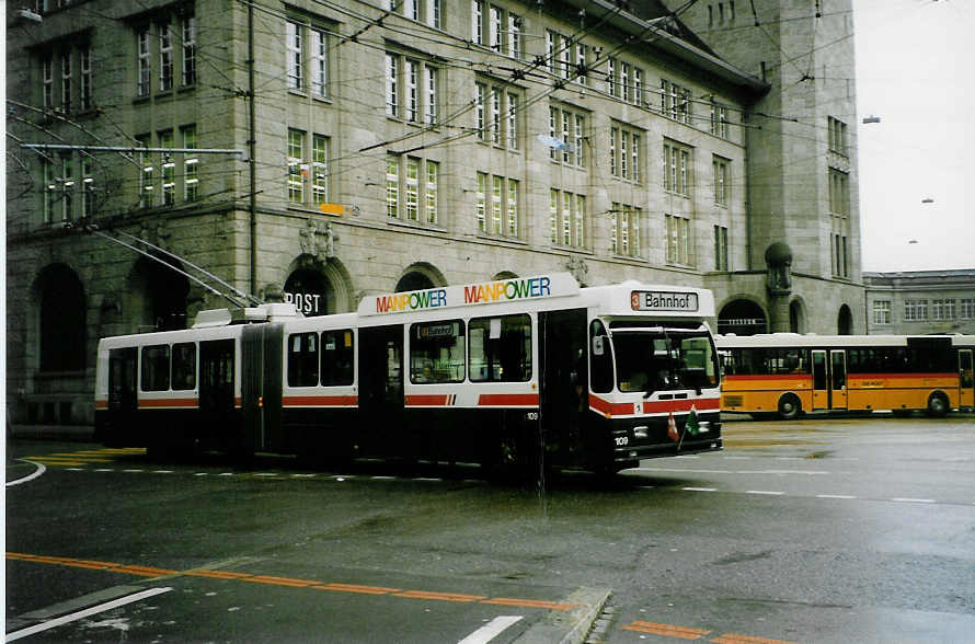 (026'926) - VBSG St. Gallen - Nr. 109 - Saurer/Hess Gelenktrolleybus am 8. Oktober 1998 beim Bahnhof St. Gallen