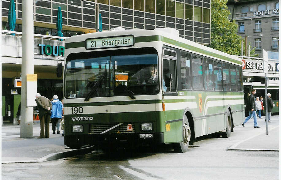 (027'213) - SVB Bern - Nr. 190/BE 451'190 - Volvo/R&J am 10. Oktober 1998 beim Bahnhof Bern