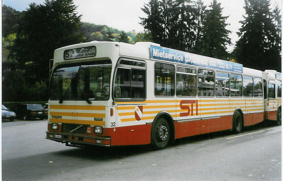 (027'319) - STI Thun - Nr. 32/BE 419'032 - Volvo/R&J (ex SAT Thun Nr. 32) am 11. Oktober 1998 bei der Schifflndte Thun