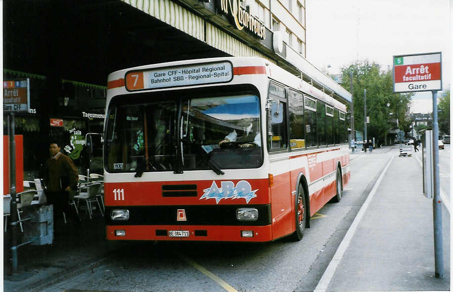 (027'330) - VB Biel - Nr. 111/BE 384'711 - FBW/R&J am 12. Oktober 1998 beim Bahnhof Biel