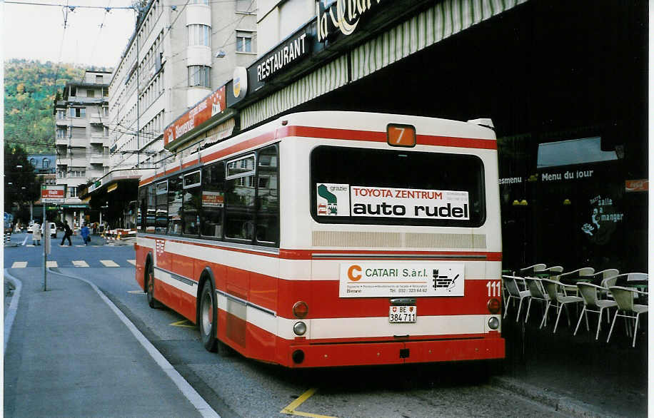 (027'331) - VB Biel - Nr. 111/BE 384'711 - FBW/R&J am 12. Oktober 1998 beim Bahnhof Biel