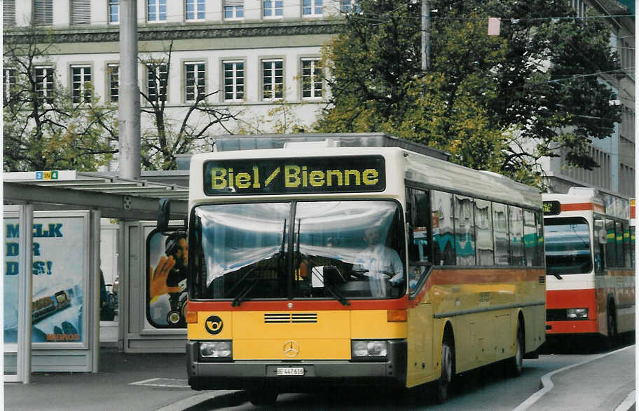 (027'420) - AVA Aarberg - Nr. 6/BE 447'616 - Mercedes am 12. Oktober 1998 beim Bahnhof Biel