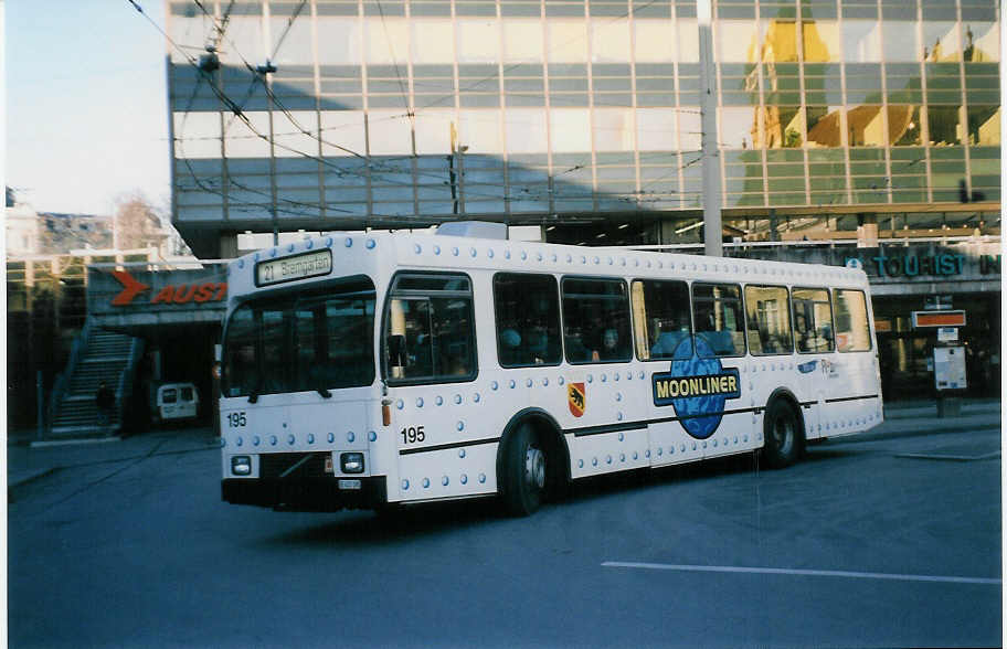 (028'419) - SVB Bern - Nr. 195/BE 451'195 - Volvo/Gangloff am 29. Dezember 1998 beim Bahnhof Bern