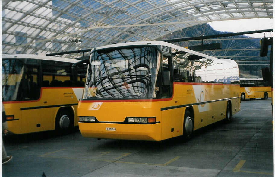 (028'603) - PTT-Regie - P 25'856 - Neoplan am 1. Januar 1999 in Chur, Postautostation