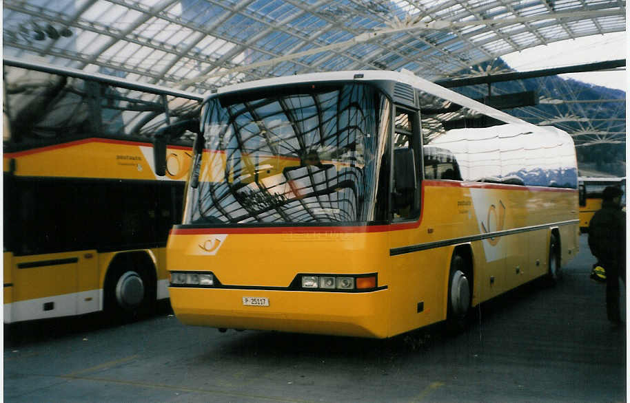 (028'606) - PTT-Regie - P 25'117 - Neoplan am 1. Januar 1999 in Chur, Postautostation