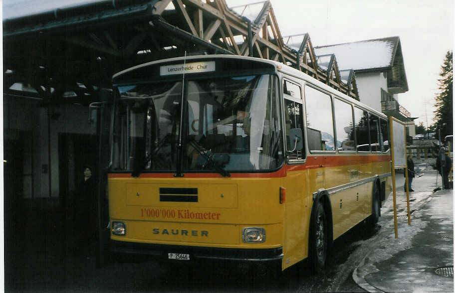 (028'616) - PTT-Regie - P 25'646 - Saurer/Hess am 1. Januar 1999 in Lenzerheide, Postautostation