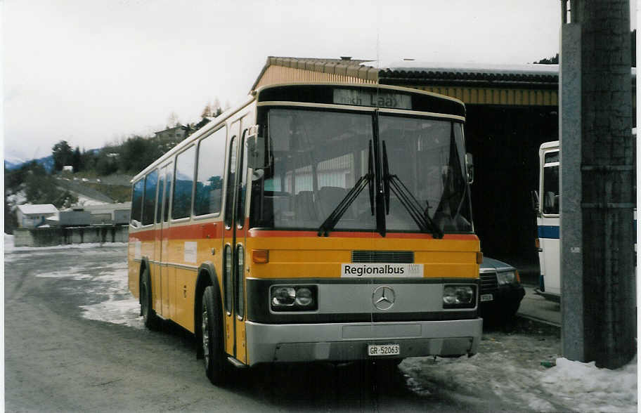 (028'630) - Stuppan, Flims - GR 52'063 - Mercedes/Tscher (ex Thni, Flims) am 1. Januar 1999 in Laax, Garage