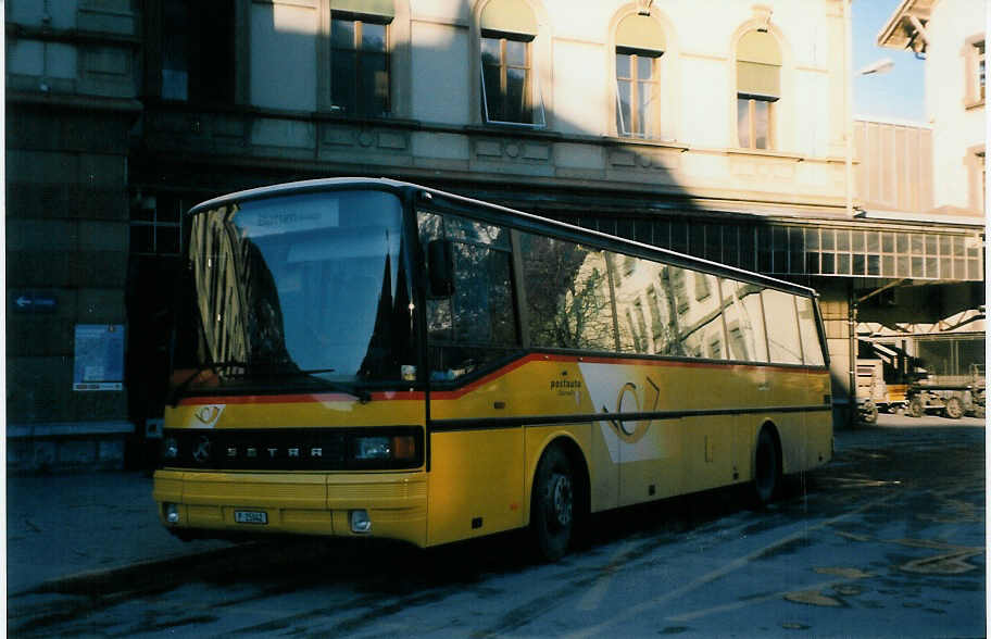 (029'128) - PTT-Regie - P 25'042 - Setra am 17. Januar 1999 beim Bahnhof Brig