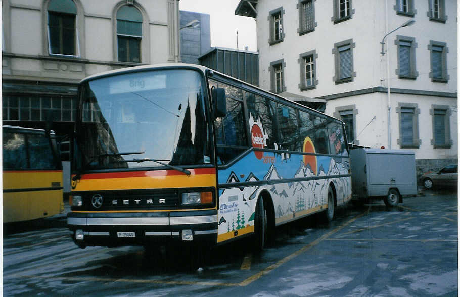 (029'129) - PTT-Regie - P 25'040 - Setra am 17. Januar 1999 beim Bahnhof Brig