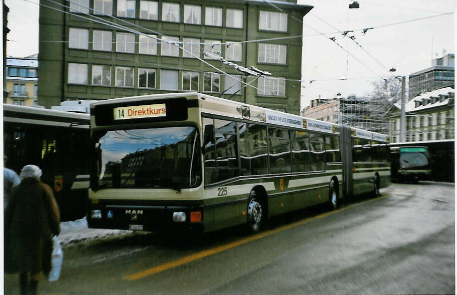 (029'213) - SVB Bern - Nr. 225/BE 513'225 - MAN am 10. Februar 1999 beim Bahnhof Bern