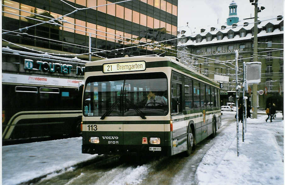 (029'305) - SVB Bern - Nr. 113/BE 388'113 - Volvo/R&J am 10. Februar 1999 beim Bahnhof Bern